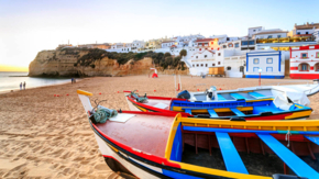 Portugal Algarve Carvoeiro Strand Boote iStock Eunika Sopotnicka